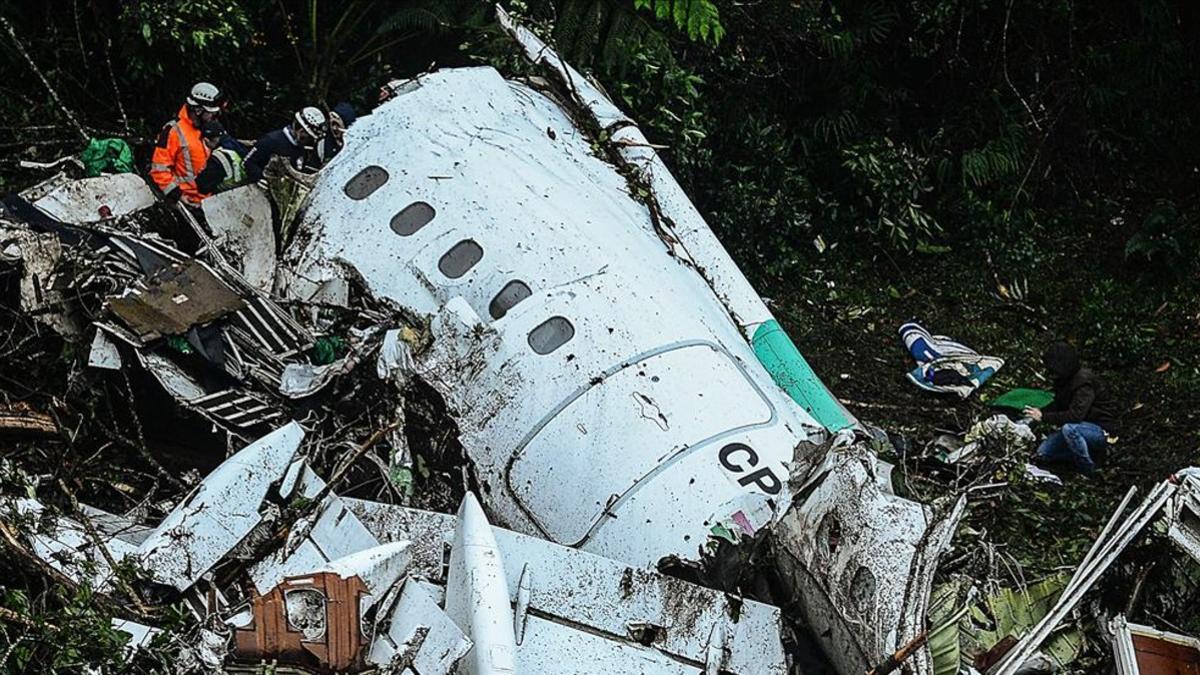 Restos del avión siniestrado en el que viajaba el Chapecoense