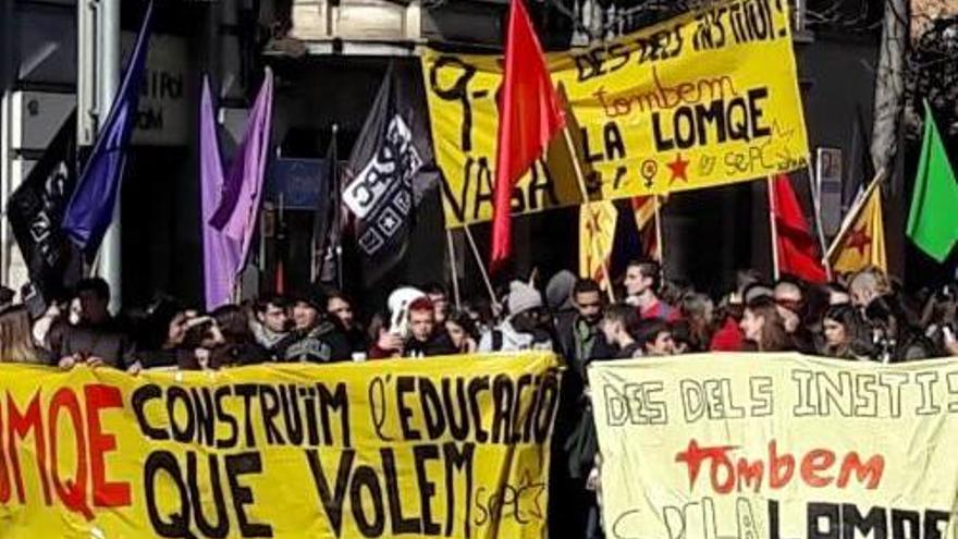 La capçalera de la manifestació a l&#039;avinguda Jaume I de Girona.