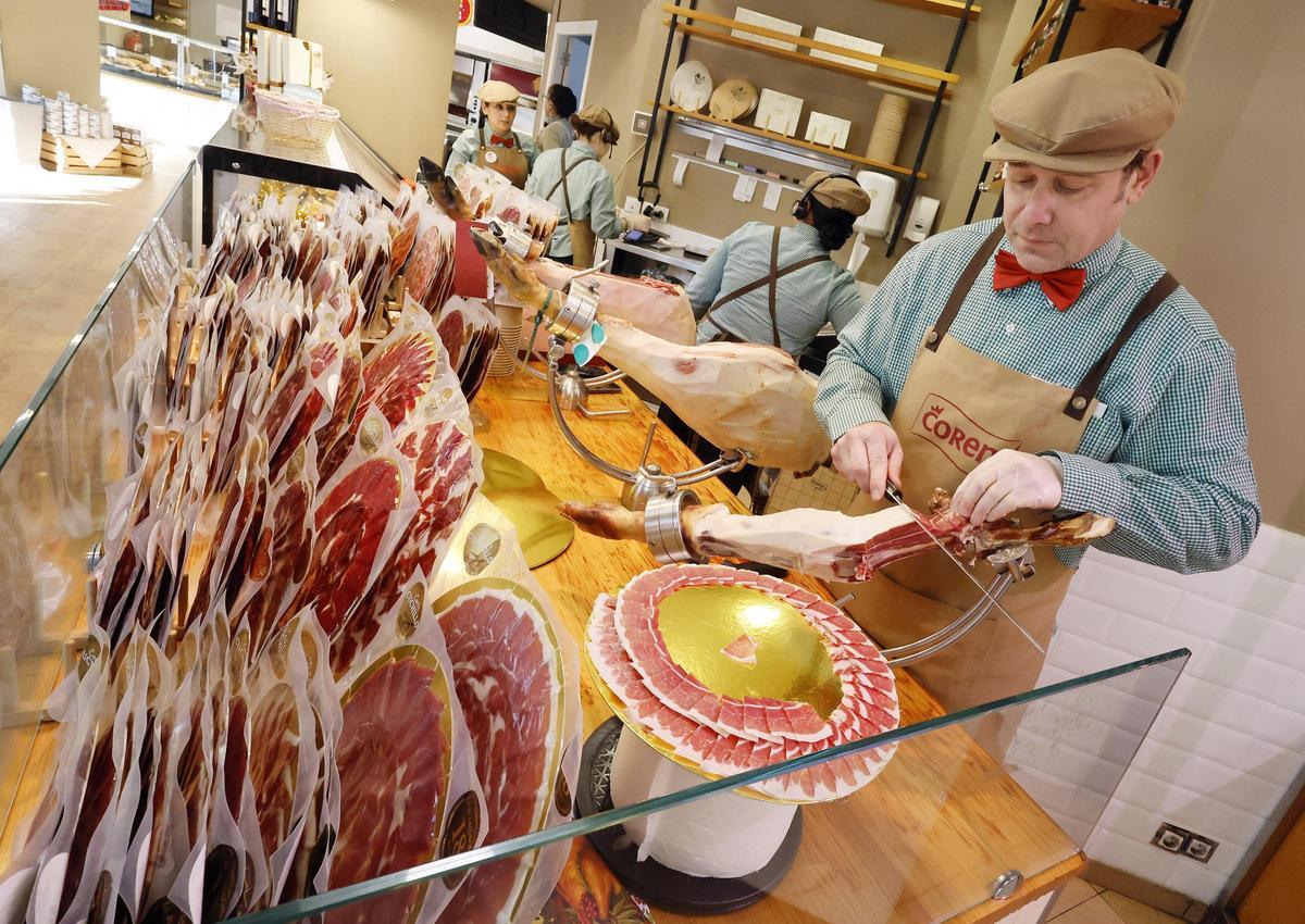 Preparando bandejas de jamón para llevar en Coren
