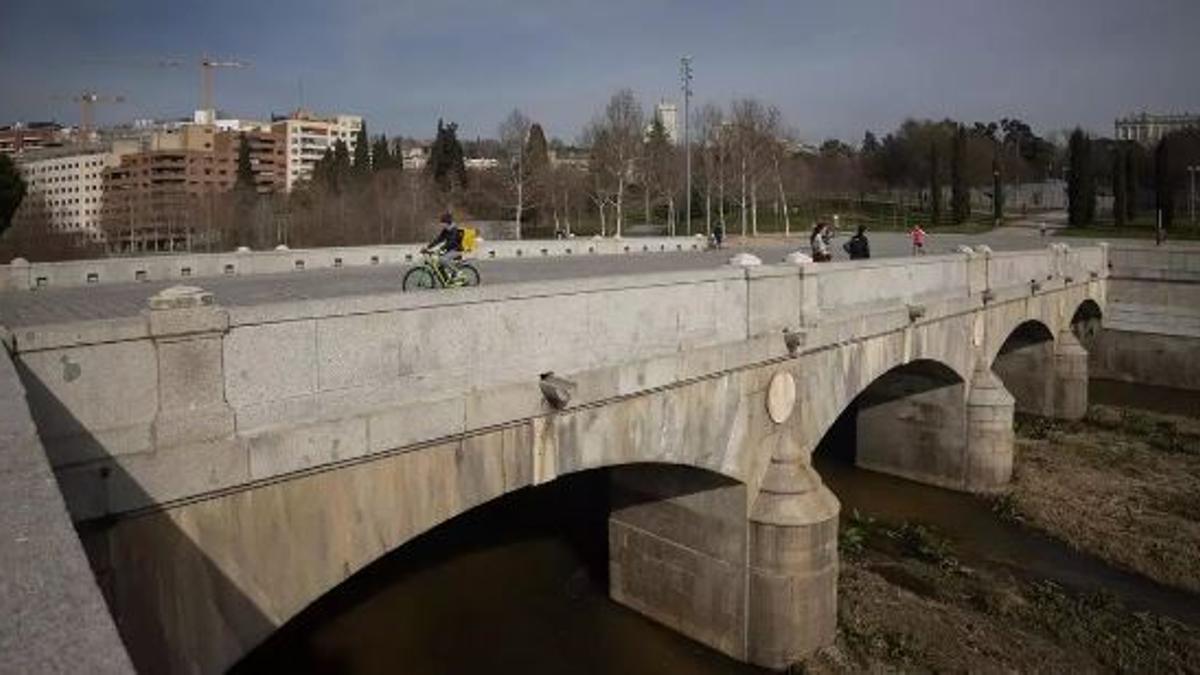 Entorno del Puente del Rey en Madrid Río. /