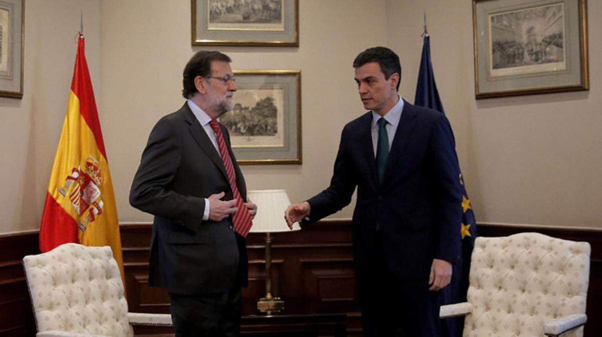 Pedro Sánchez y Mariano Rajoy antes de su breve reunión en el Congreso de los Diputados.