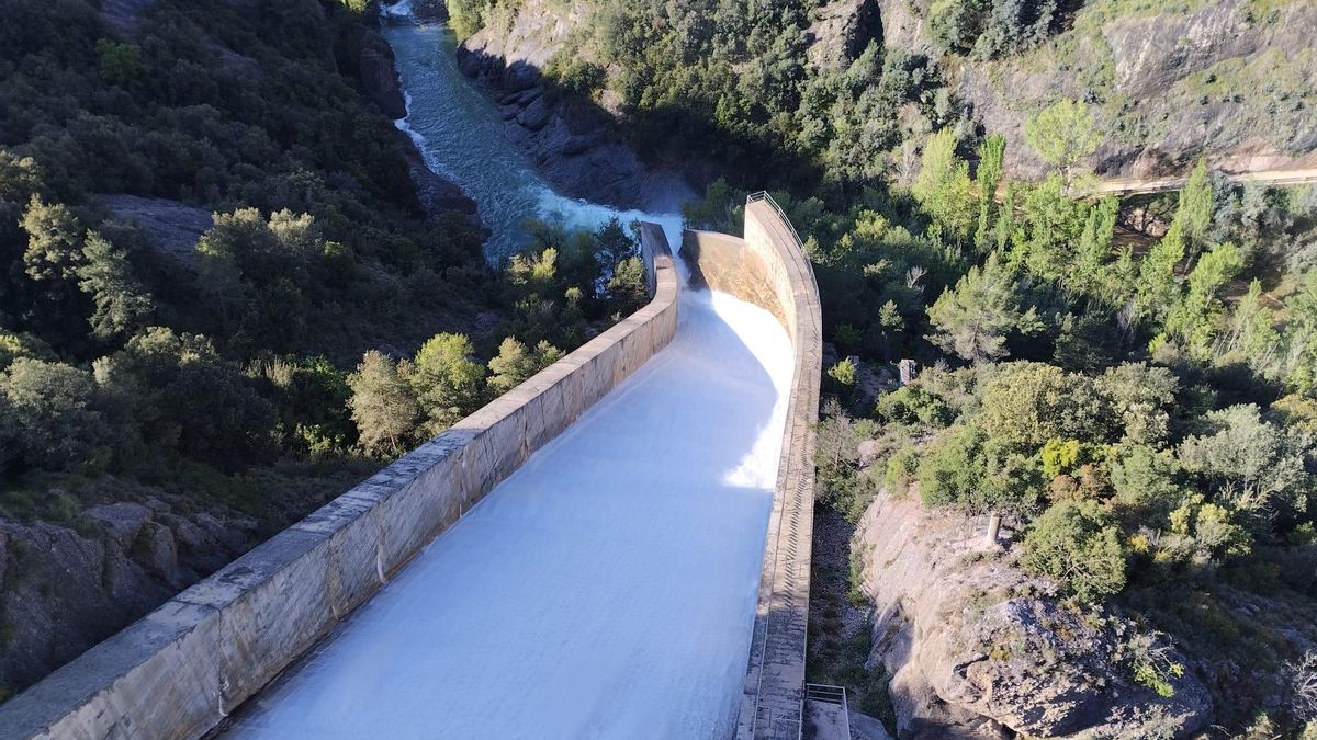 El pantà de la Baells desembassant aigua per una comporta lateral, aquest dimarts