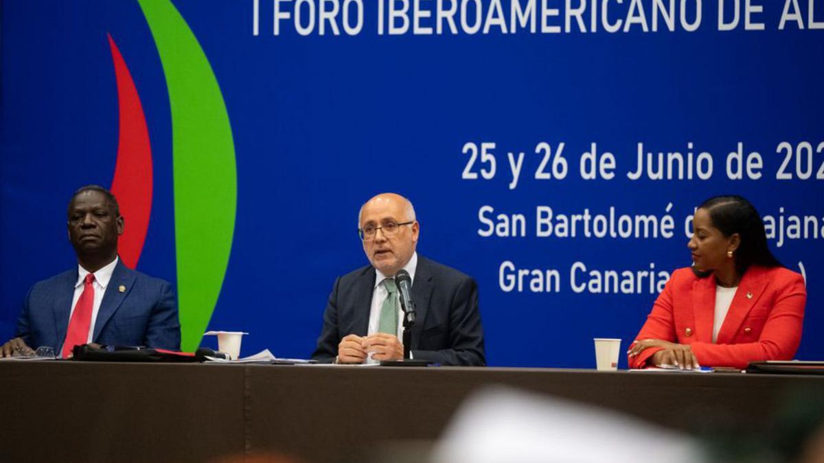 Morales, en el centro, durante la sesión de clausura del foro. | | LP/DLP