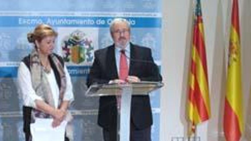 El alcalde de Orihuela, Monserrate Guillén, y la primera teniente de alcalde, Antonia Moreno, han presentado hoy el borrador del convenio