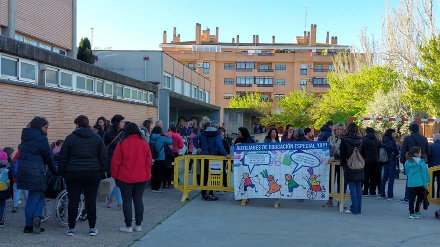 Las familias del colegio Pedro J. Rubio de Huesca se concentran cada martes para pedir auxiliares de Educación Especial. | EL PERIÓDICO