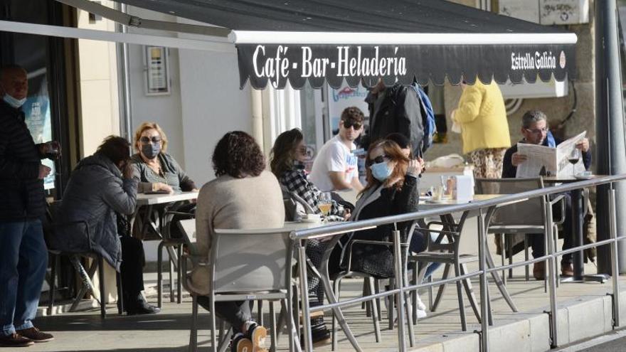 Una terraza en el paseo de Silgar, en Sanxenxo, antes del cierre de la hostelería. | // RAFA VÁZQUEZ