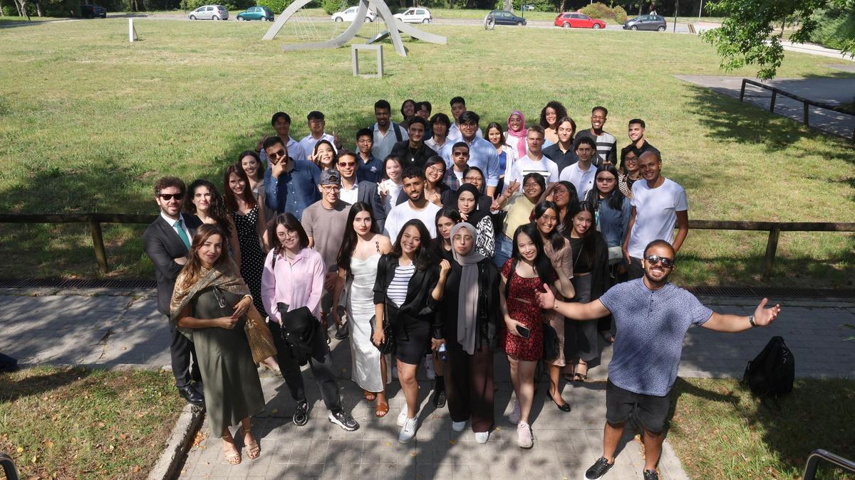 Jóvenes estudiantes extranjeros de 14 nacionalidades, graduados en la UVigo.