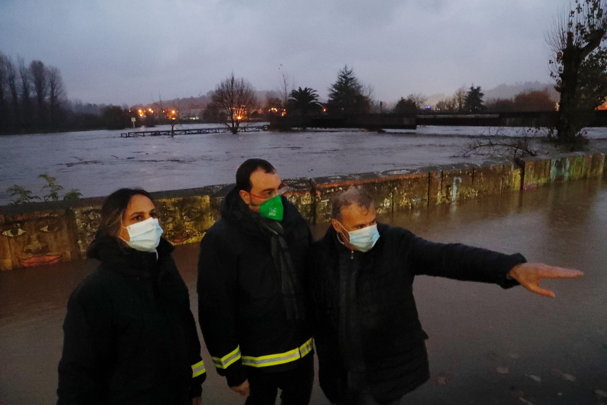 El temporal en Asturias: el presidente regional, Adrián Barbón, en Arriondas