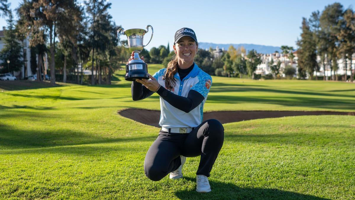 Nuria Iturrioz posa con el trofeo de campeona de España de profesionales