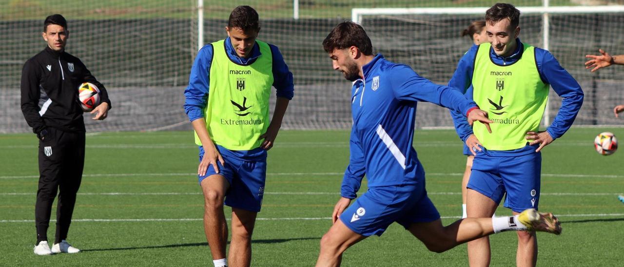 Jugadores del Mérida en un entrenamiento de esta semana.