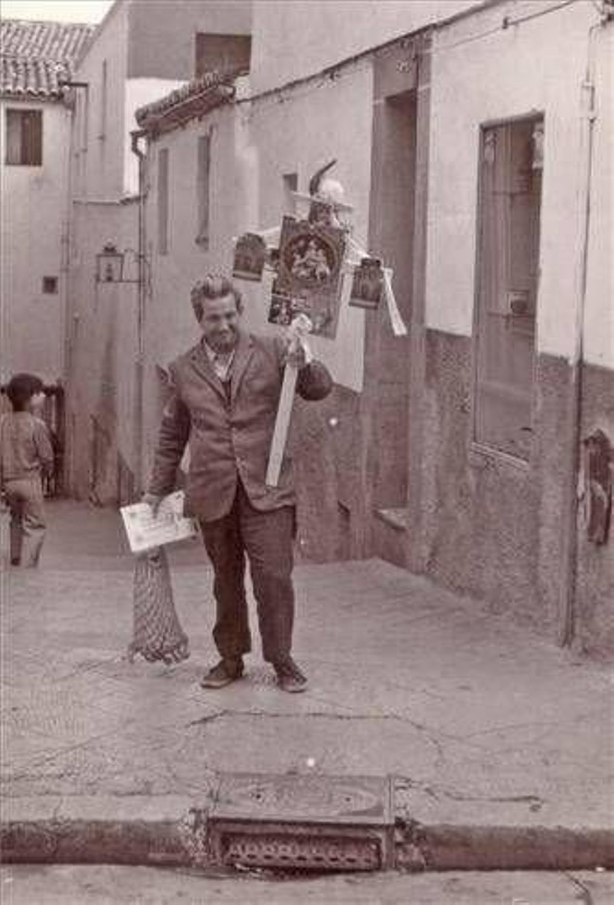 El Nano, con las estampitas de la Virgen de la Montaña.