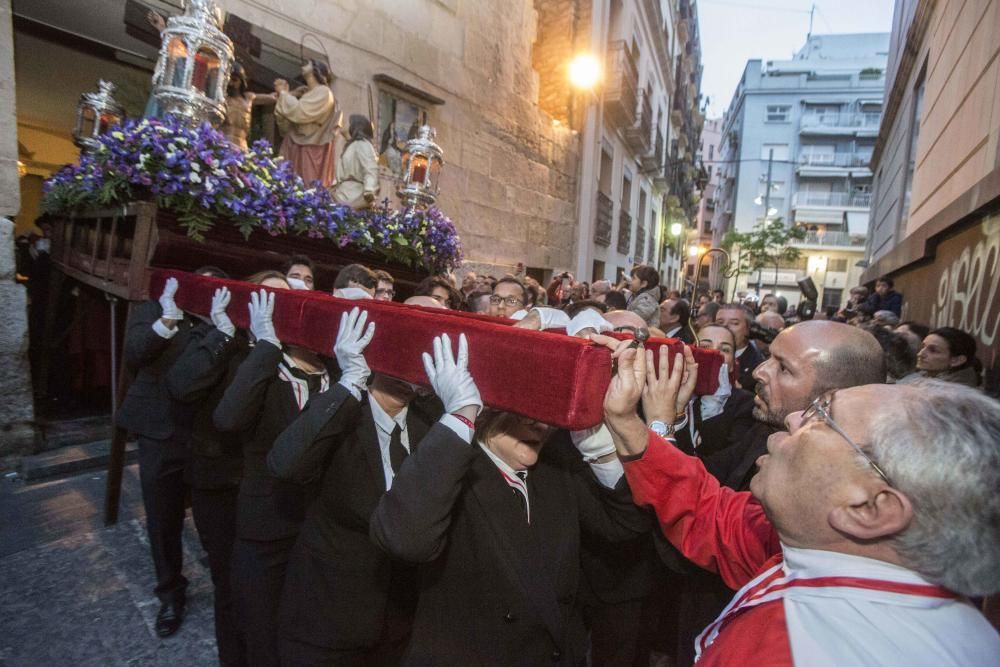 El numeroso cortejo de damas de mantilla caracteriza a esta hermandad