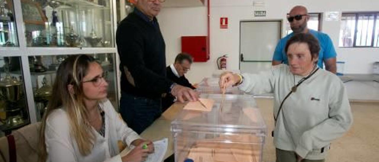 El rector de la Universidad de Alicante presidió la mesa en la que votaron los residentes en el centro de Apsa.