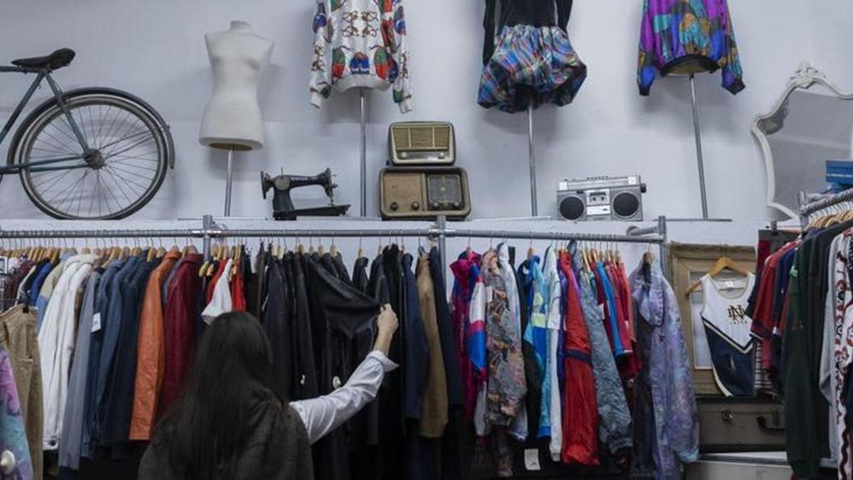 Reciclar roba podria tenir premi: el nou sistema que et pagarà per cada peça