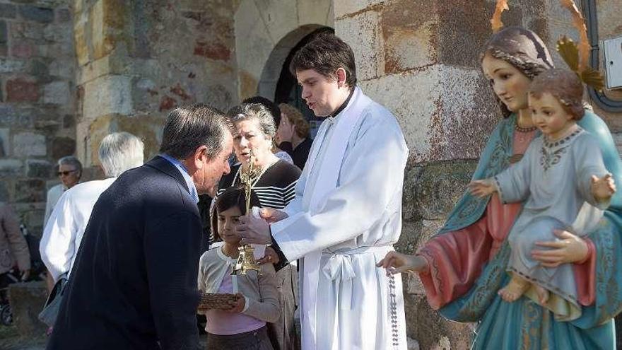 Tardobispo celebra el tradicional ofertorio a la Virgen del Rosario