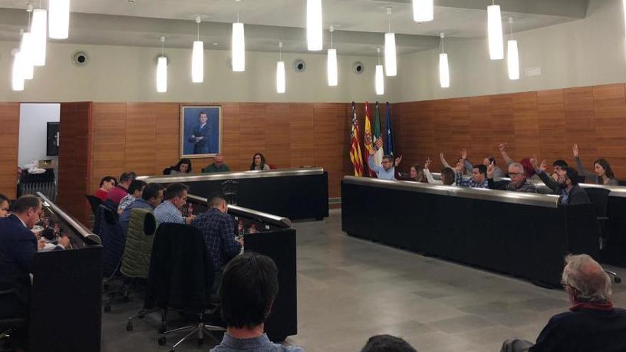 Votación del pleno donde PSOE y EU lograron el apoyo del concejal de Compromís para aprobar el presupuesto.