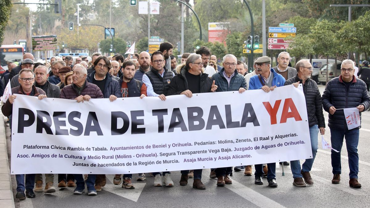 Decenas de manifestantes marchan en la concentración por la presa de Tabala.