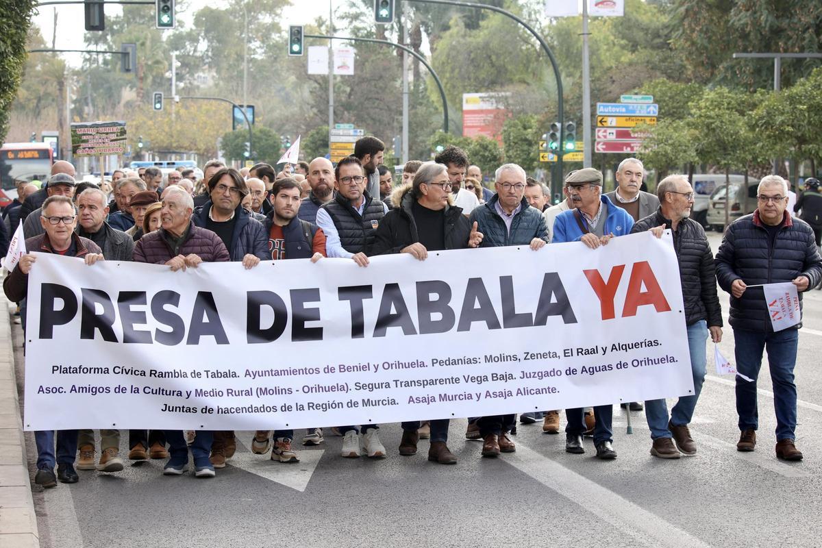 Decenas de manifestantes marchan en la concentración por la presa de Tabala.