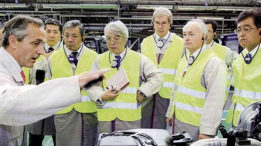 El entonces presidente de Mitsubishi (c.), en una visita a la factoría de PSA, en agosto de 2010. // P. Vigo