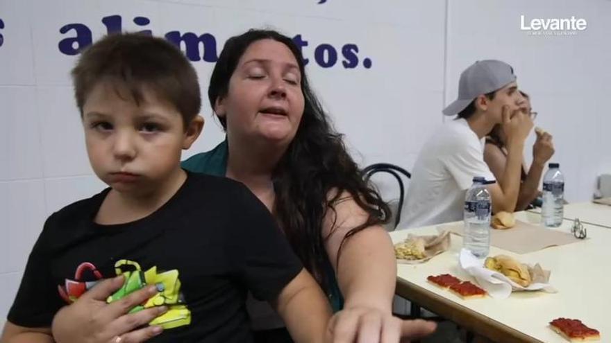 Eva, desalojada por el incendio de Soneja: "Hemos salido con ansiedad y con cuatro cosas"