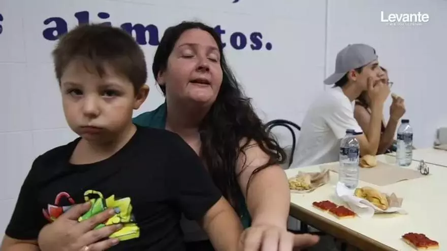 Eva, desalojada por el incendio de Soneja: "Hemos salido con ansiedad y con cuatro cosas"