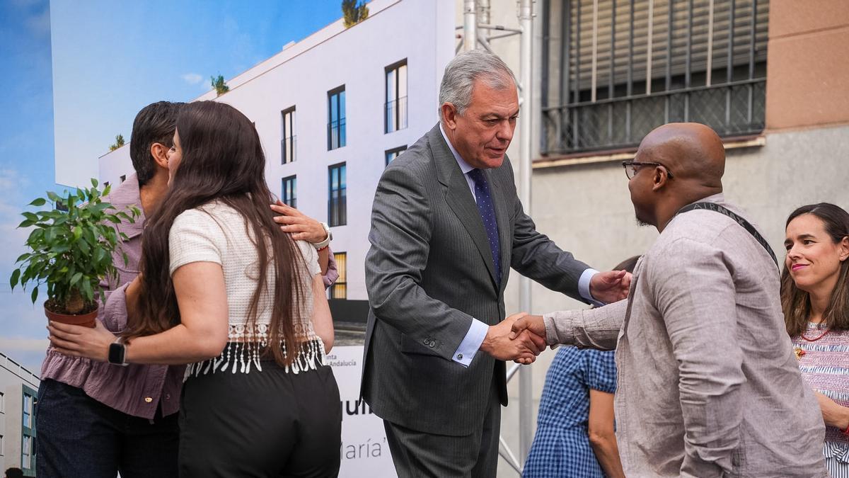 El alcalde de Sevilla, José Luis Sanz, entrega las nuevas 16 VPO del Residencial La María en la Ronda Histórica de Sevilla