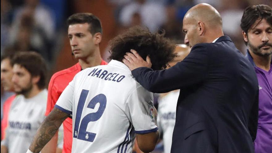 Zidane anima a Marcelo en el momento en que se retira lesionado durante el partido entre Real Madrid y Villarreal del pasado miércoles en el Bernabéu.