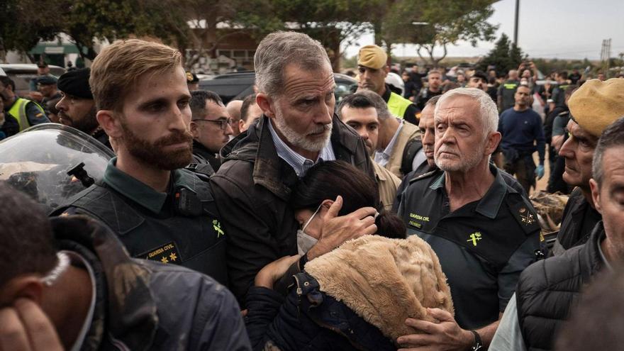 El rey Felipe VI consuela a una mujer durante su visita a Paiporta (Valencia).