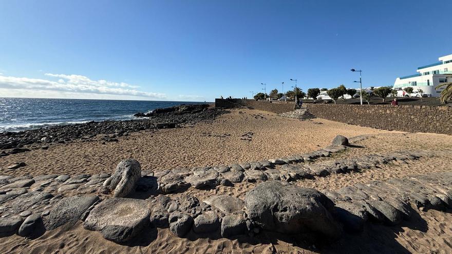 Costa Teguise estrena su primera playa para perros: estas son las normas de uso