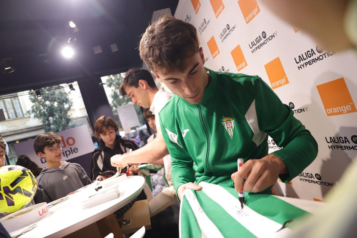 La firma de autógrafos de Iker Álvarez y Mikel Goti, en imágenes