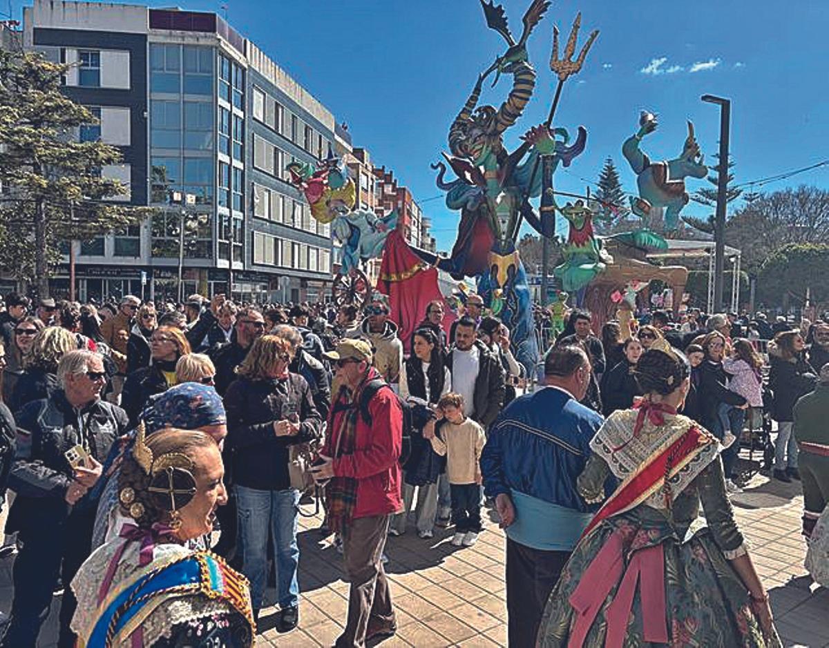 Benicarló cuenta con 14 comisiones falleras repartidas por toda la ciudad, que despliegan sus monumentos en marzo.