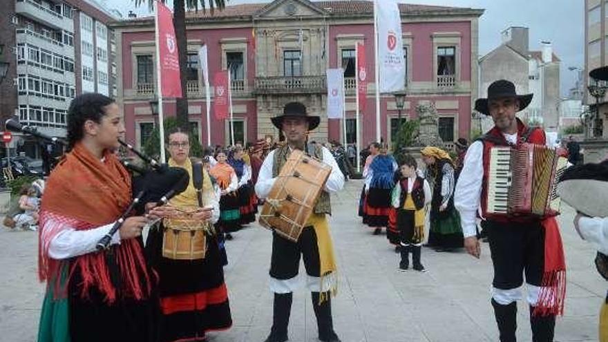 Un grupo foclórico ante el consistorio de Vilagarcía. // Noé Parga