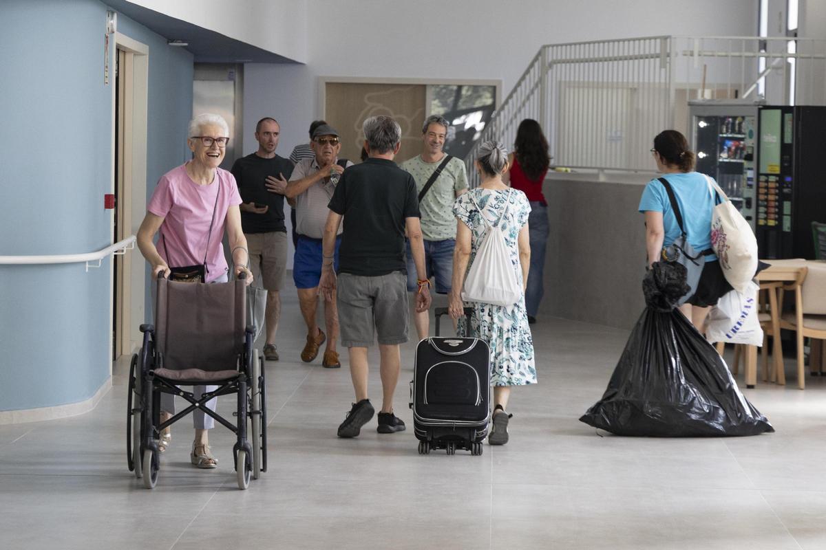 Así ha sido el traslado de los usuarios a la nueva residencia la  Beneficencia de Ontinyent