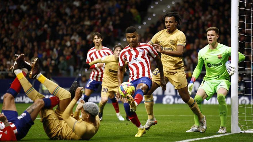 Araújo, Koundé i Ter Stegen, diumenge al Metropolitano. | J. MEDINA/REUTERS