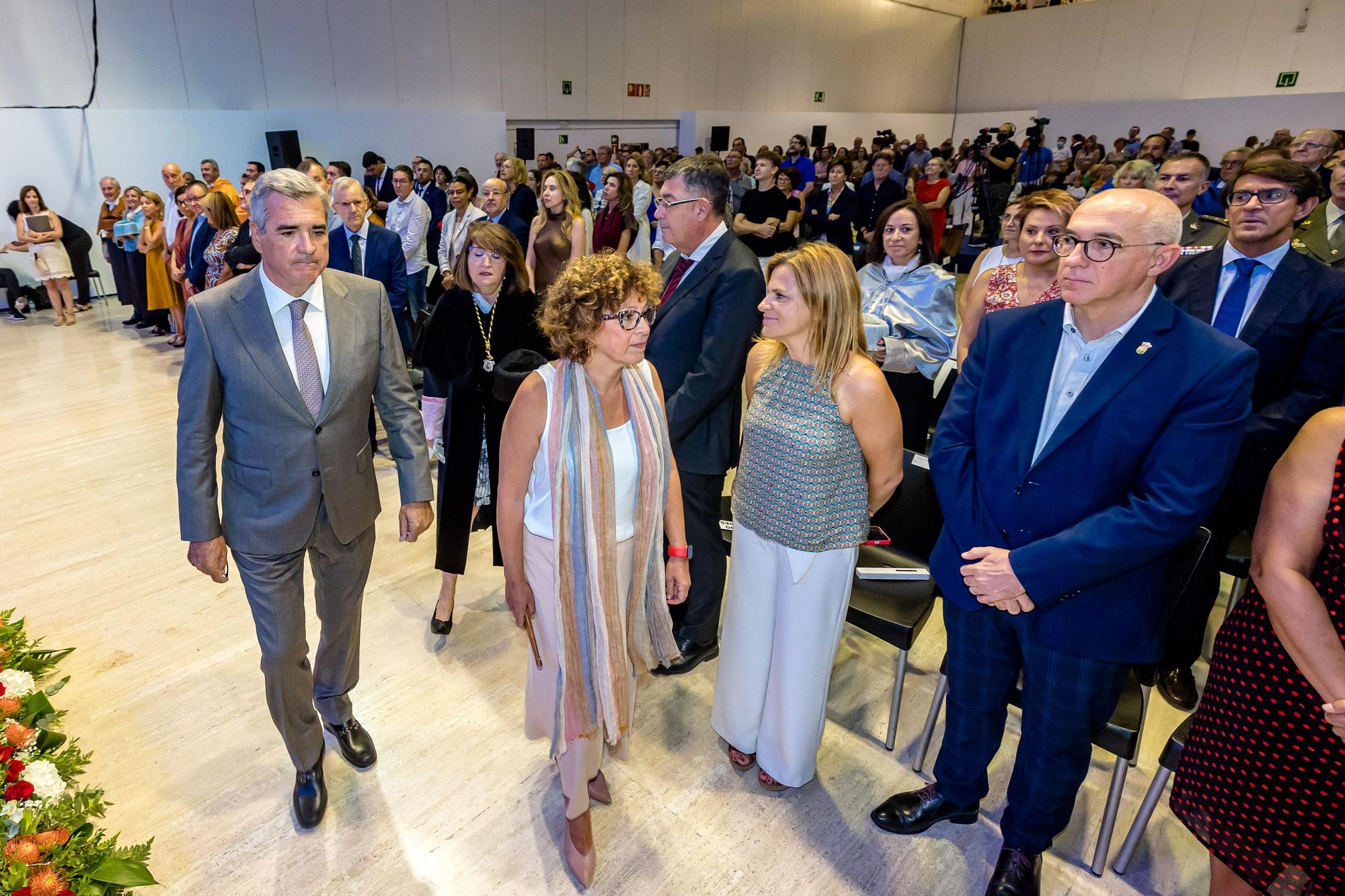 Amparo Navarro reivindica la "escuela de negocios" de la UA en la apertura del curso