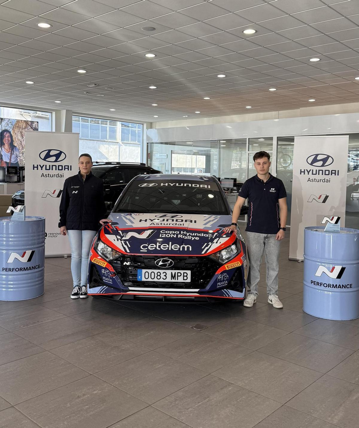 Estefanía García y Adrián Blanco, junto al coche con el que disputarán la Copa Hyundai del Nacional de Rallyes de asfalto.