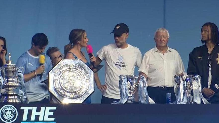 Michael Jordan felicita Pep Guardiola en la seva festa de comiat amb el Manchester City
