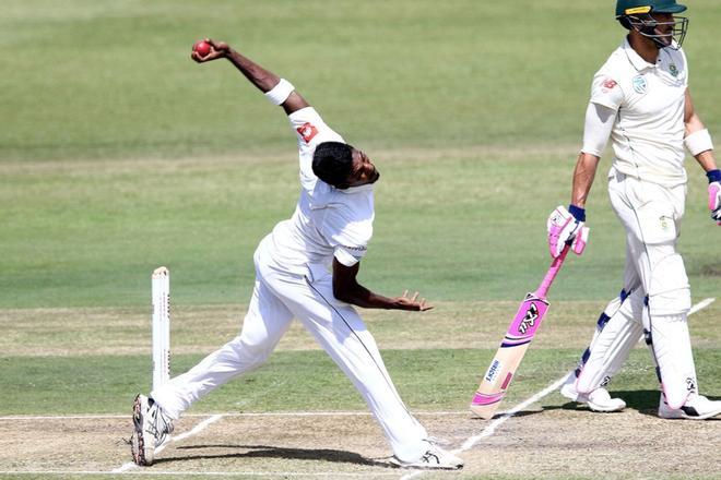 El jugador de cricket de Sri Lanka, Vishwa Fernando (L), juega durante el tercer día del primer partido de críquet de prueba entre Sudáfrica y Sri Lanka en Kingsmead Cricket Ground en Durban.