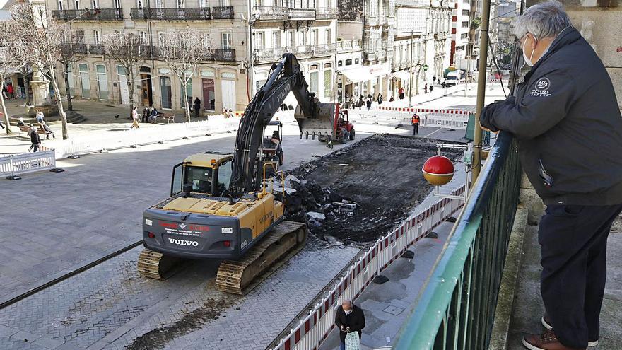 Porta do Sol muda de piel: arranca la retirada de las losas de la plaza