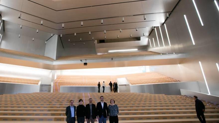 Los dos auditorios del Palacio siguen esperando las butacas.