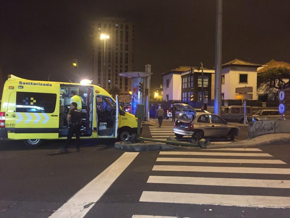 Un conductor se lleva por delante un semáforo del túnel Julio Luengo