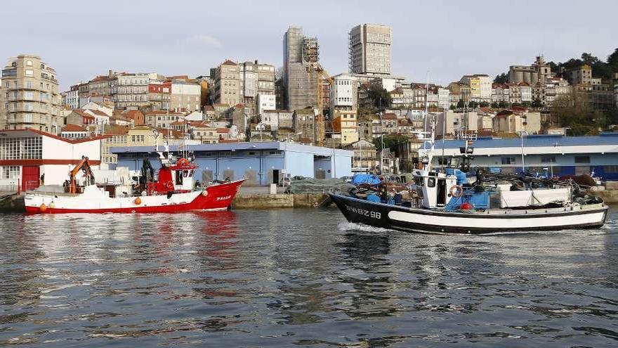 Un barco de cerco pasando frente a otro en el puerto de Vigo en marzo. // Ricardo Grobas