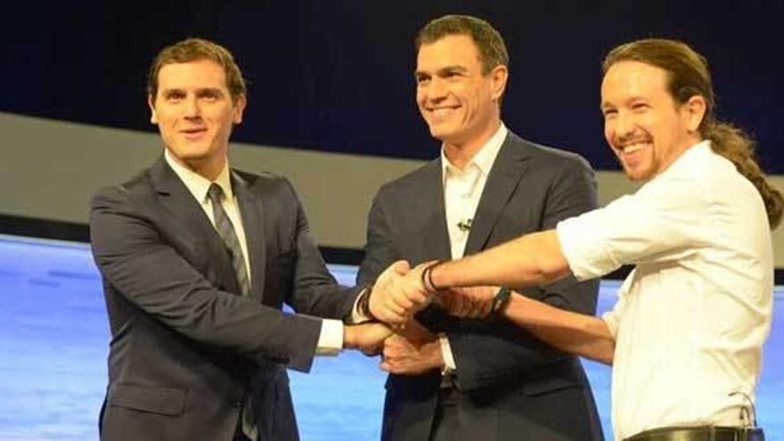 Albert Rivera, Pedro Sánchez y Pablo Iglesias, anoche, en un debate previo al inicio de la campaña electoral.