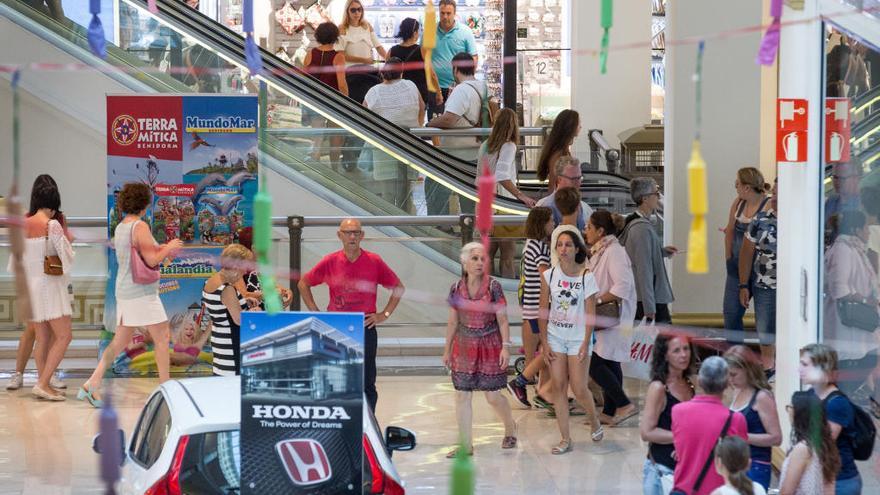 Uno de los centros comerciales de Alicante abierto un domingo de este verano