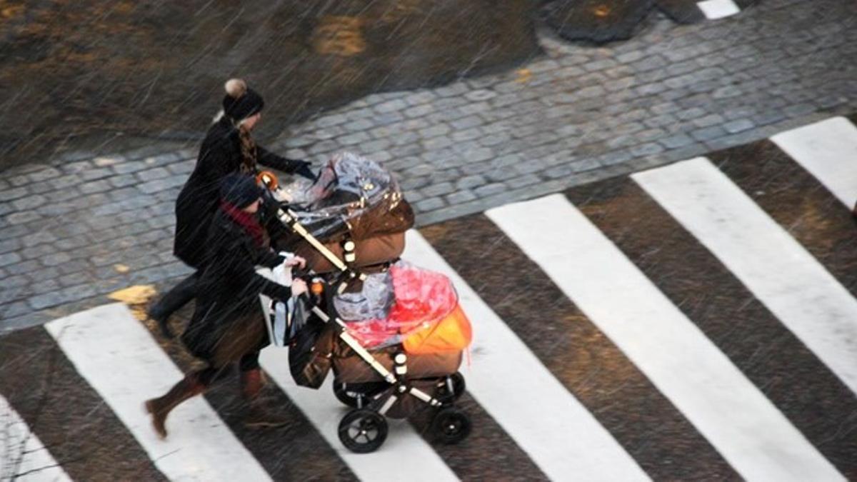 Dos madres con sus bebés en una calle de Estocolmo.