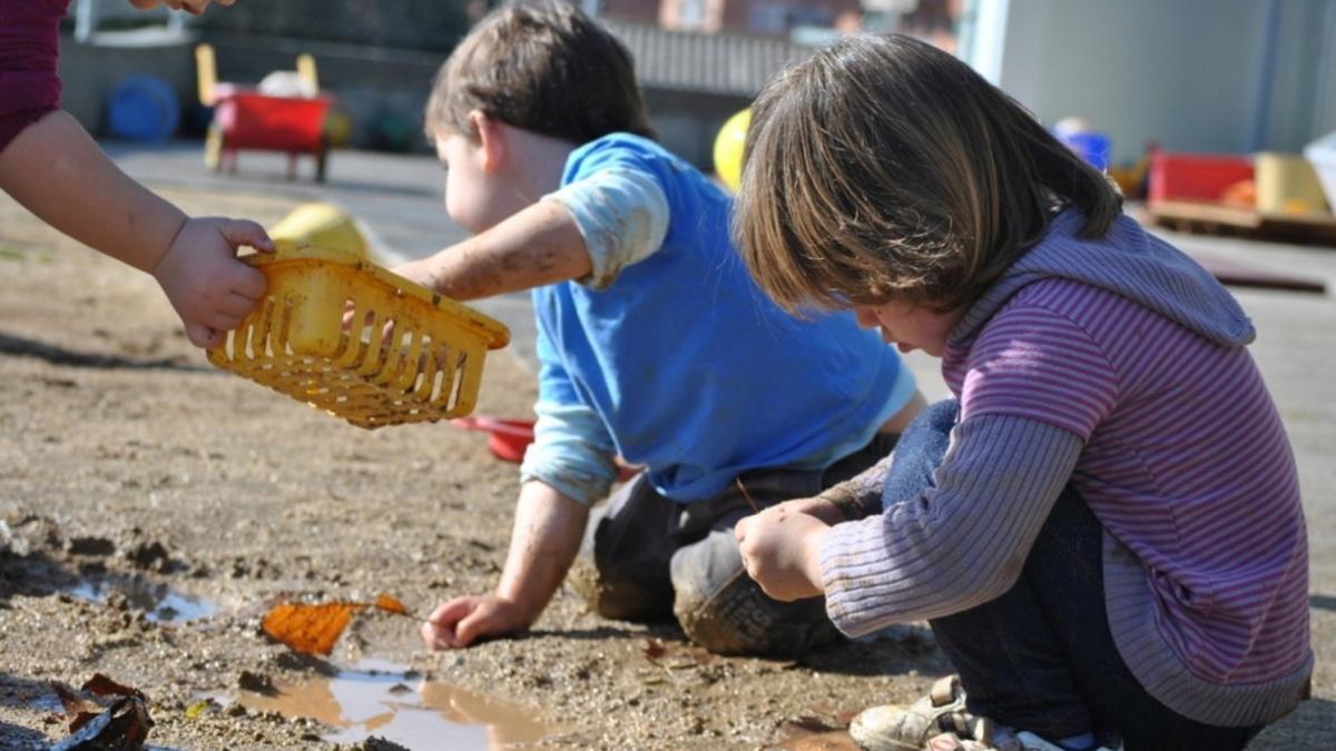 Niños de la guardería El Gargot de Parets jugando.