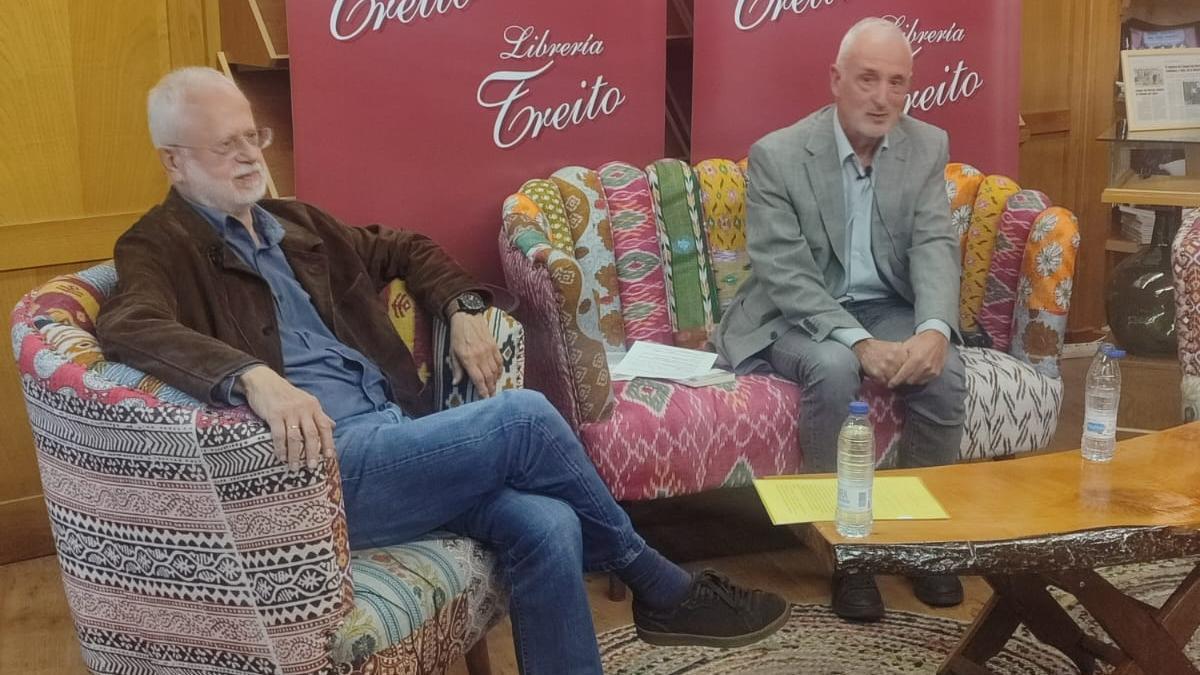 Por la izquierda, Roberto González-Quevedo y Xosé María Rodríguez durante la presentación del libro en la librería Treito de Cangas del Narcea.