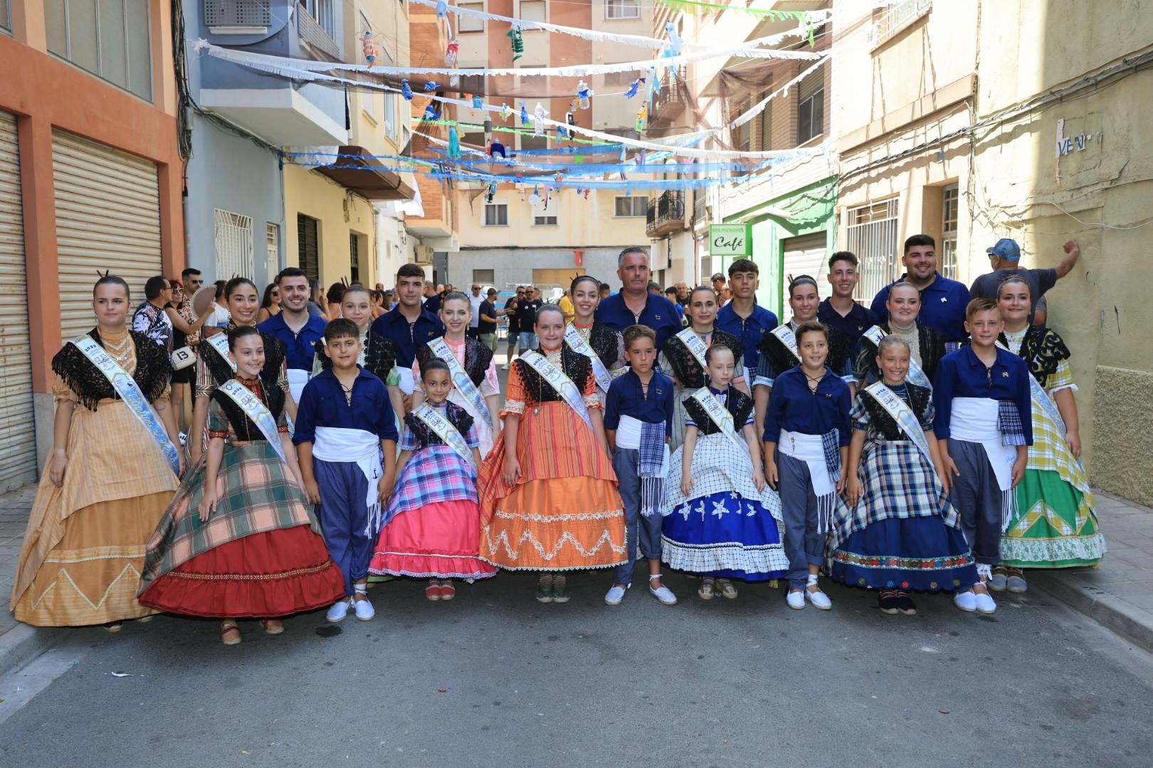 Las collas llenan de color las calles del Grau por Sant Pere