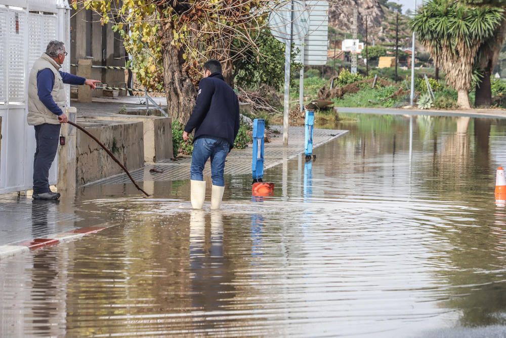 Las lluvias también provocaron algunos problemas en Orihuela Casco, como es el caso del barrio del Escorratel