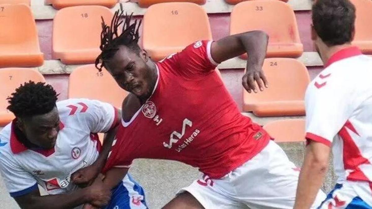 Koné, en el centro, en un partido con el Alcalá la pasada temporada.